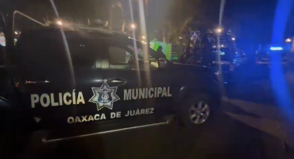 Con fuerza publica retiran ambulantes y recuperan en Oaxaca parques públicos