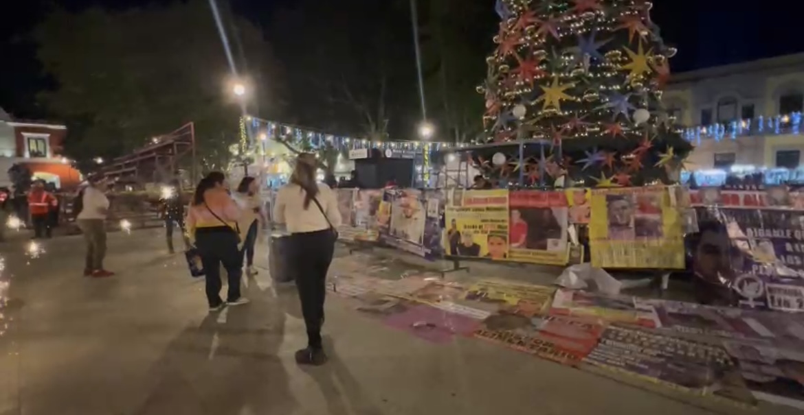 Adornan árbol de navidad oficial con imágenes de deudores alimentarios en Oaxaca Adornan árbol de navidad oficial con imágenes de deudores alimentarios en Oaxaca