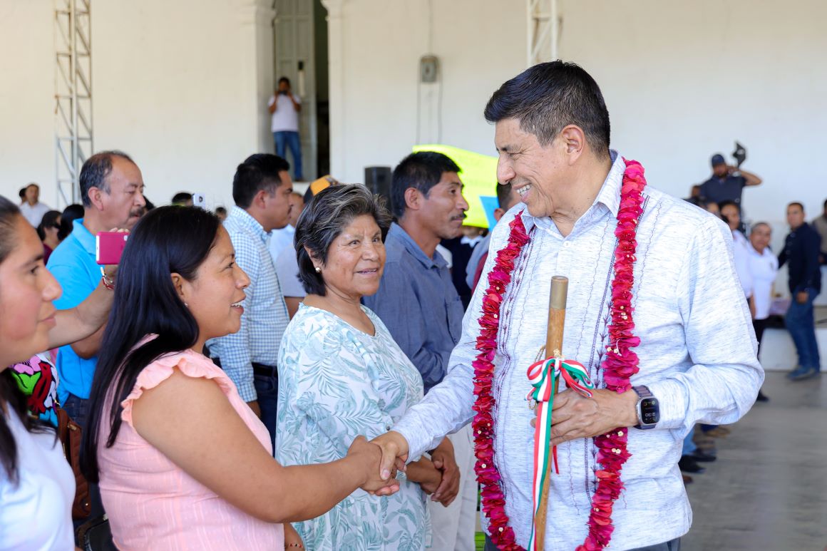 Refrenda Salomón Jara compromiso con personas productoras de Santa Catarina Tayata