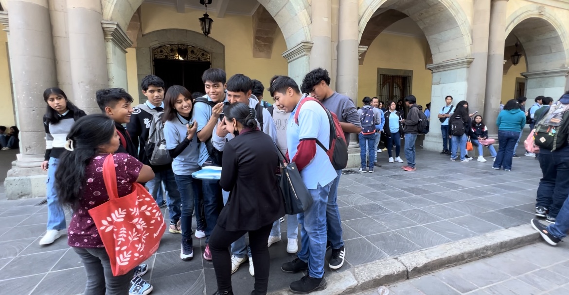 Con examen en zocalo de Oaxaca catedráticos y alumnos piden solución a conflicto en preparatoria de la UABJO