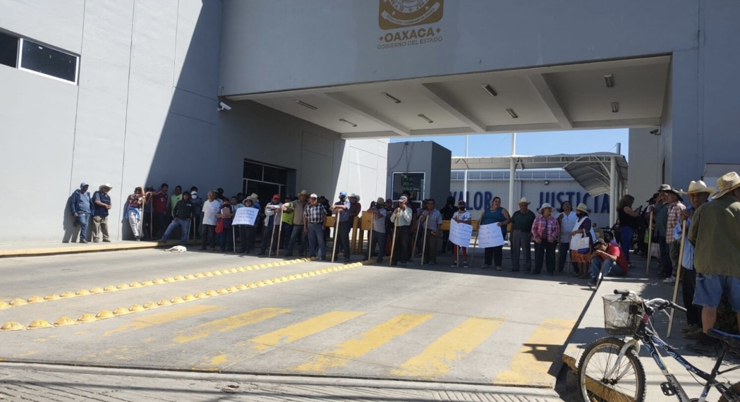 Por una disputa agraria comuneros toman cuartel de la policía y carretera costera en Oaxaca. Por una disputa agraria comuneros toman cuartel de la policía y carretera costera en Oaxaca.