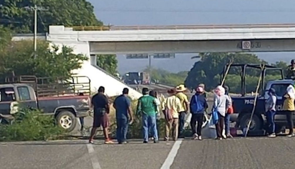 Detienen a 9 sujetos implicados en la toma violenta de Palacio Municipal, tras diversos cateos, familiares argumentan que son activistas Detienen a 9 sujetos implicados en la toma violenta de Palacio Municipal, tras diversos cateos, familiares argumentan que son activistas