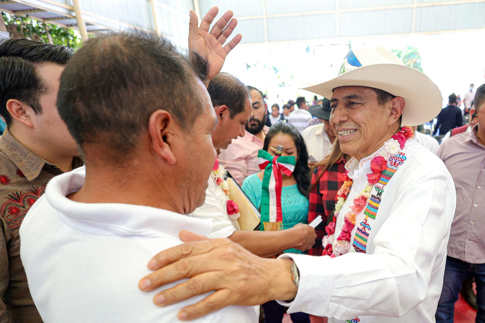 De la mano, gobierno y pueblo trabajan para el desarrollo de Santa María Jaltianguis