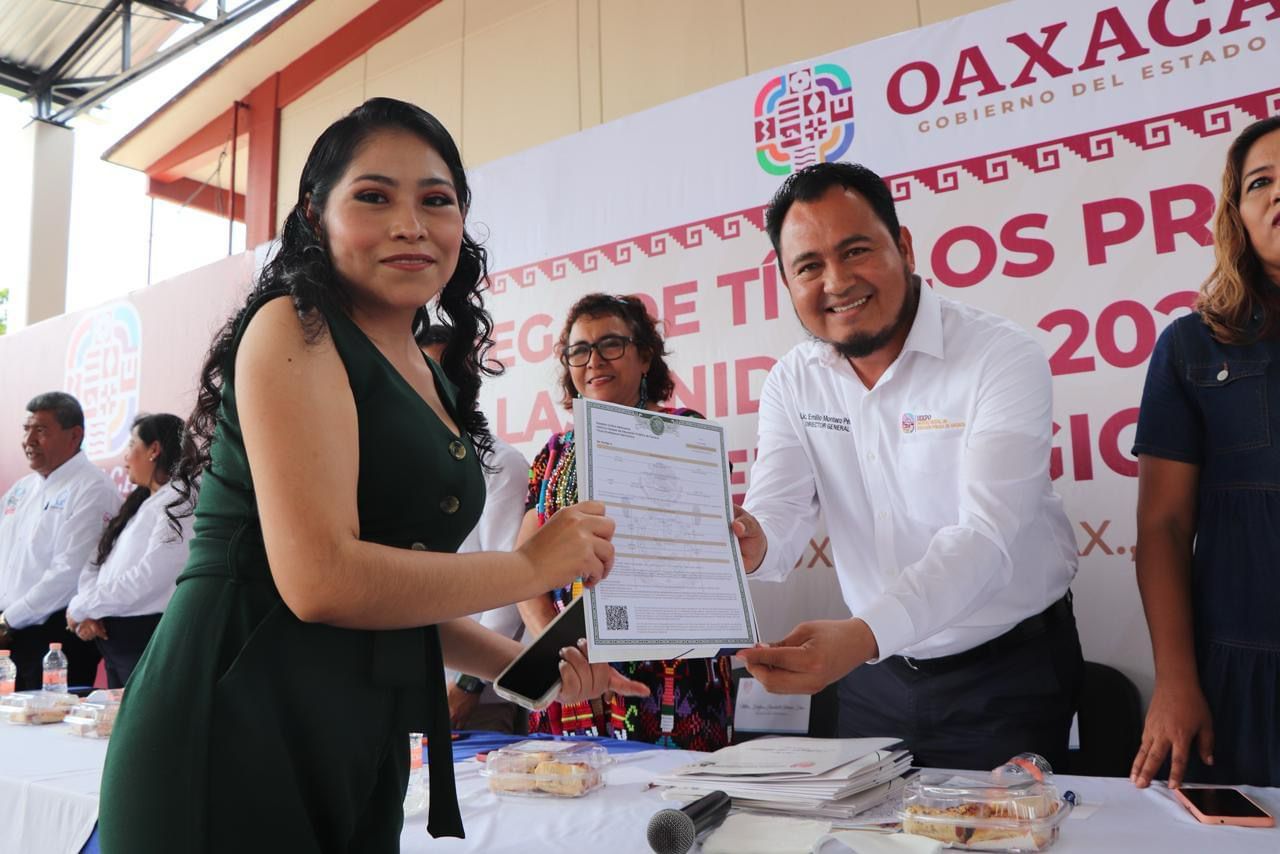 Continúa IEEPO con entrega de títulos profesionales a egresados de Escuelas Normales de Oaxaca Continúa IEEPO con entrega de títulos profesionales a egresados de Escuelas Normales de Oaxaca