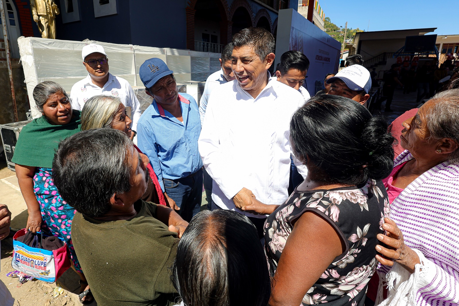 Benefician a San Juan Yaeé con acciones en materia de salud y caminos