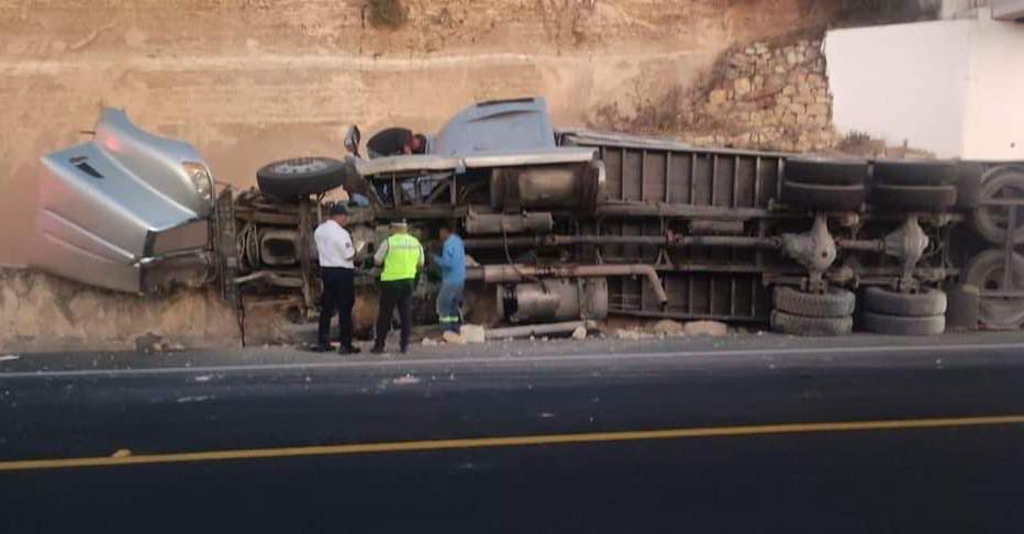 Confirma Policia de Oaxaca volcadura de camion torton con migrantes, hubo saldo de 12 heridos.