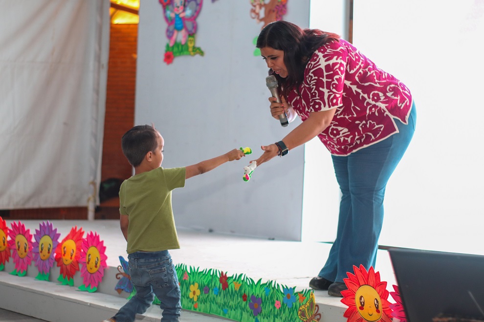 Alegría y aprendizaje reciben niñas, niños y adolescentes con la lectura “la liebre y la tortuga”