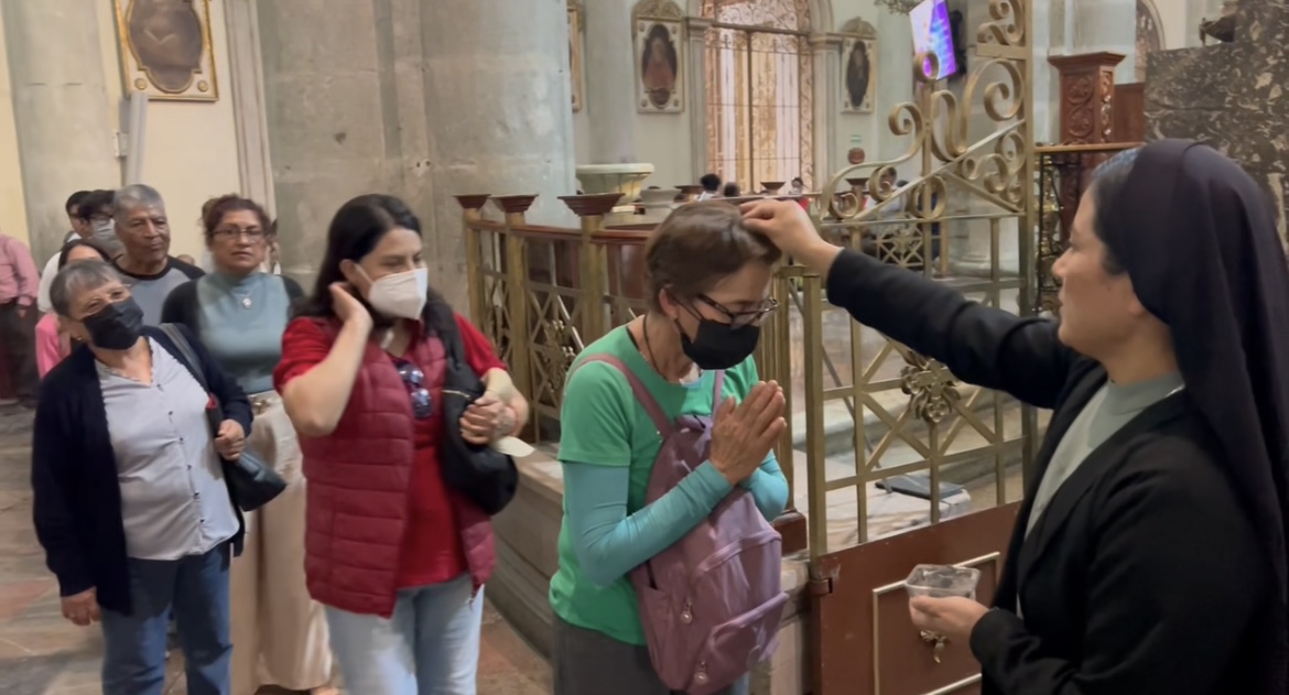 Mas fila de gente en iglesias para el Miércoles de Ceniza que parejas en restaurantes en el dia del Amor y la Amistad