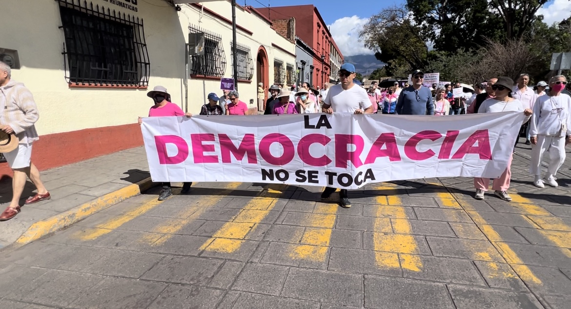 Mil ciudadanos marcharon en Oaxaca en la movilización por nuestra democracia. Mil ciudadanos marcharon en Oaxaca en la movilización por nuestra democracia.