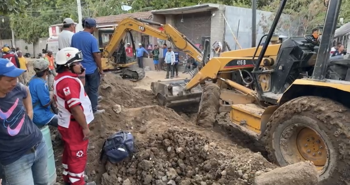 Colapso en obra de ampliación de drenaje deja dos trabajadores sepultados en el Istmo de Tehuantepec, activan rescate de sus compañeros