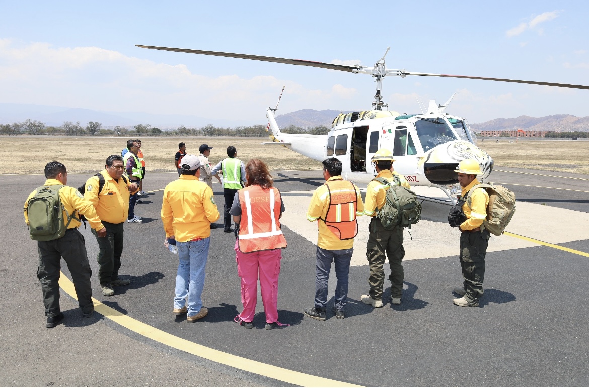 Despliegan helicópteros para combatir por aire incendio forestal explosivo en los Chimalapas.