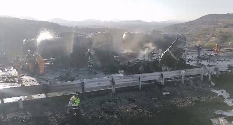 Se reporta choque de dos pipas en autopista Oaxaca-Mexico, hay un saldo de 4 muertos