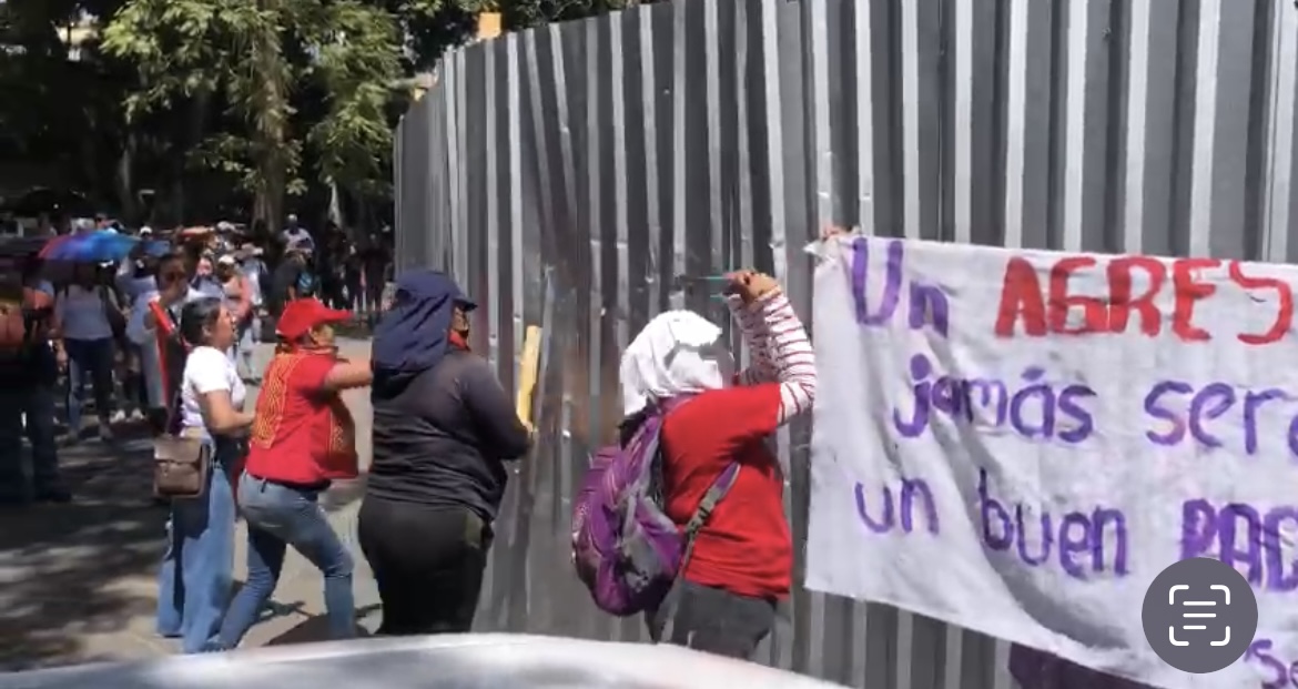 Activistas y CNTE derriban vallas metálicas en zocalo de Oaxaca. Activistas y CNTE derriban vallas metálicas en zocalo de Oaxaca.