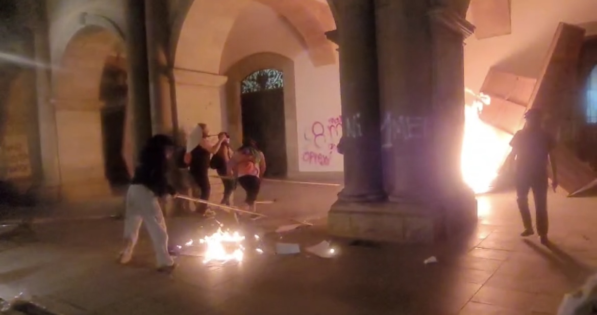 Caos, saqueos y disturbios en Oaxaca, en el 8M, hasta la puerta de palacio de gobierno fue quemada.