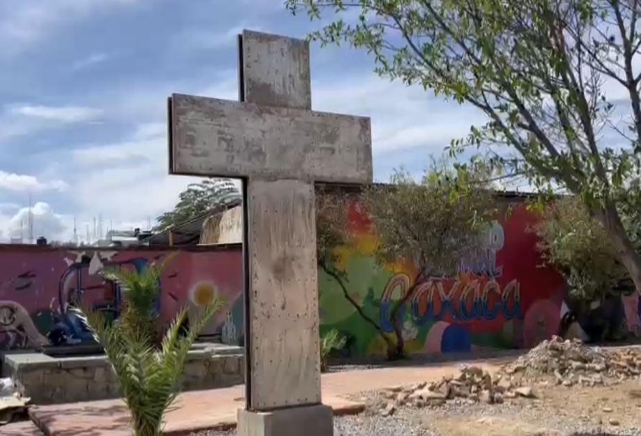 Colocan colectivos cruz de metal para exigir justicia por feminicidios en Calzada de Monumentos en Oaxaca.