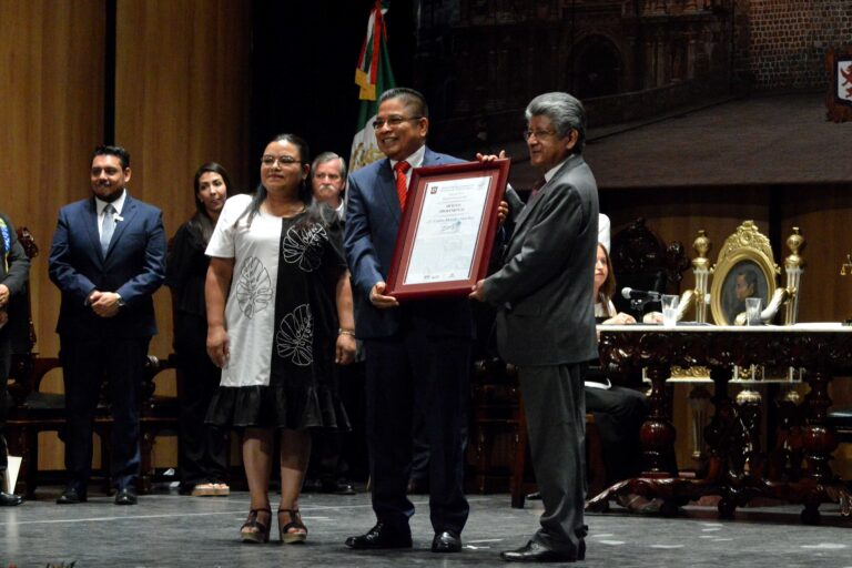 Presidente de Litigio Estratégico Indígena, recibe distinción ciudadana al Mérito Profesional del municipio de Oaxaca