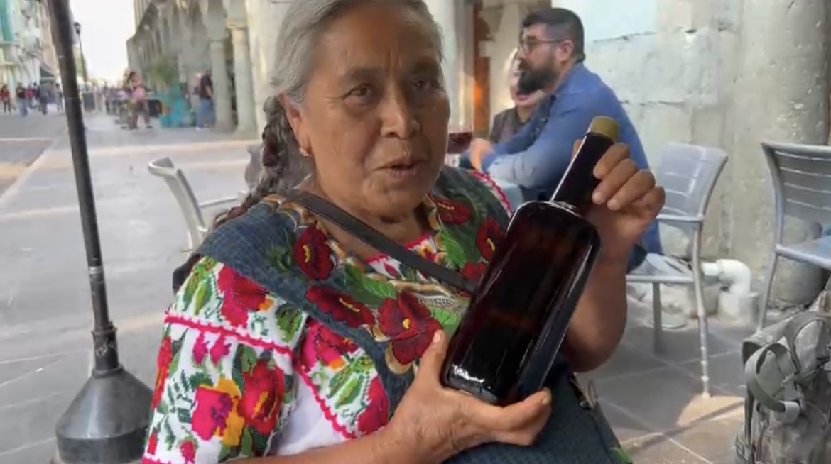 Maestra mezcalera indigena de Oaxaca recibirá reconocimiento en los EUA