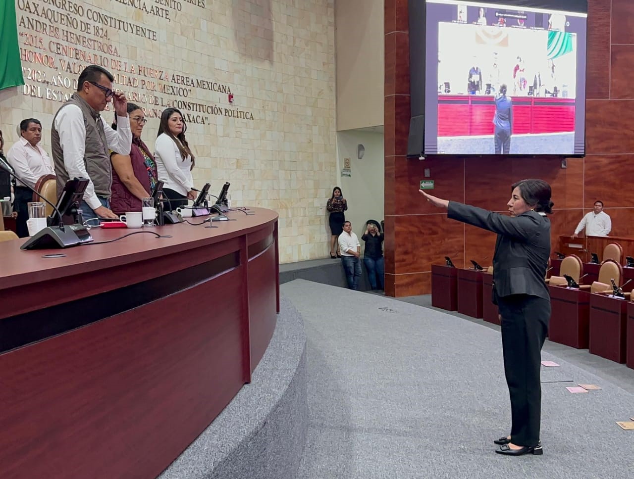 Rinde protesta Rosa Elia Vásquez Flores como titular de la Contraloría General del IEEPCO