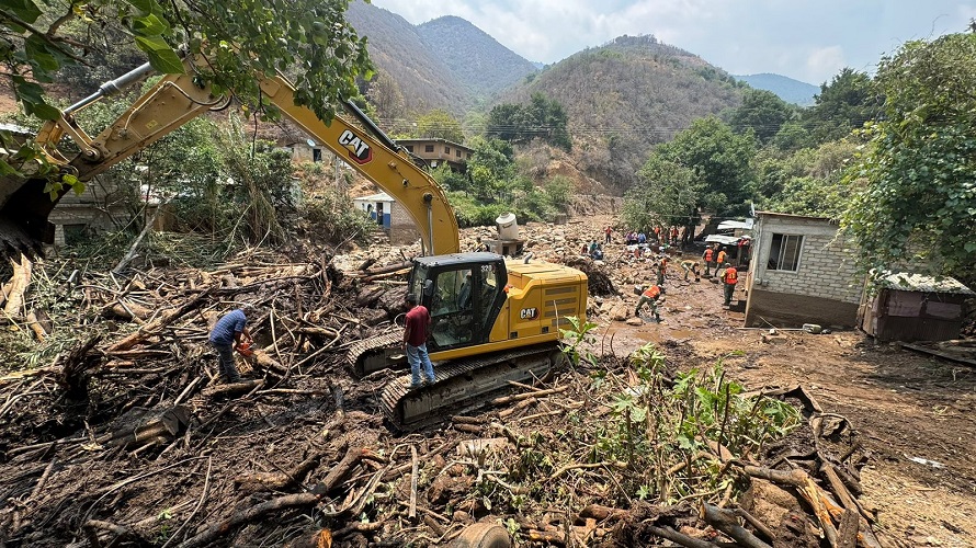 Evalúan daños por deslizamiento de lodo en la Sierra de Juárez