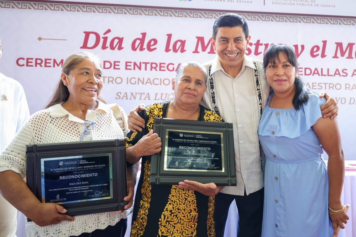 Reconoce Jara a maestros de Oaxaca en su dia