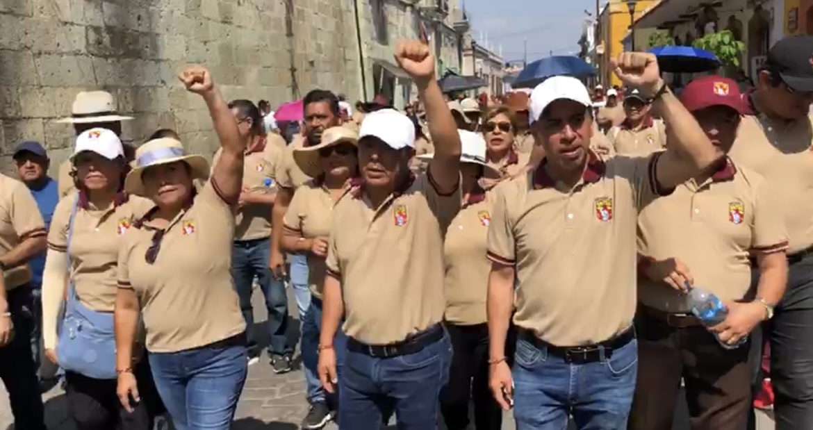 En Oaxaca marchan para que se cubra deficit de medicamentos en clinicas y hospitales y para que se respeten derechos laborales con el IMSS-Bienestar. En Oaxaca marchan para que se cubra deficit de medicamentos en clinicas y hospitales y para que se respeten derechos laborales con el IMSS-Bienestar.