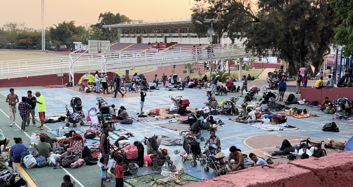 Migrantes en caravana se quejan en Oaxaca de acoso e intimidación del INM y exigen respeto a sus derechos humanos ademas de trato de refugiados