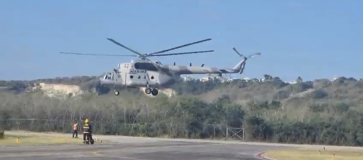 Arriba helicóptero de la marina para contener incendio explosivo que afecta reserva natural de 4 municipios de Valle de Tlacolula