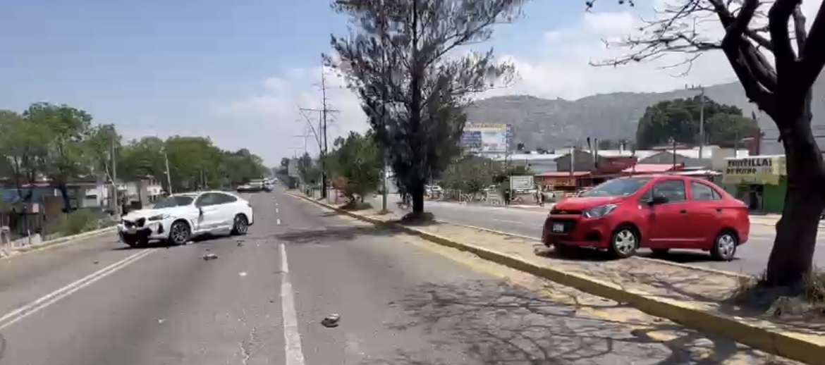 Un vehículo BMW a toda velocidad arroya y mata a dos civiles en Oaxaca