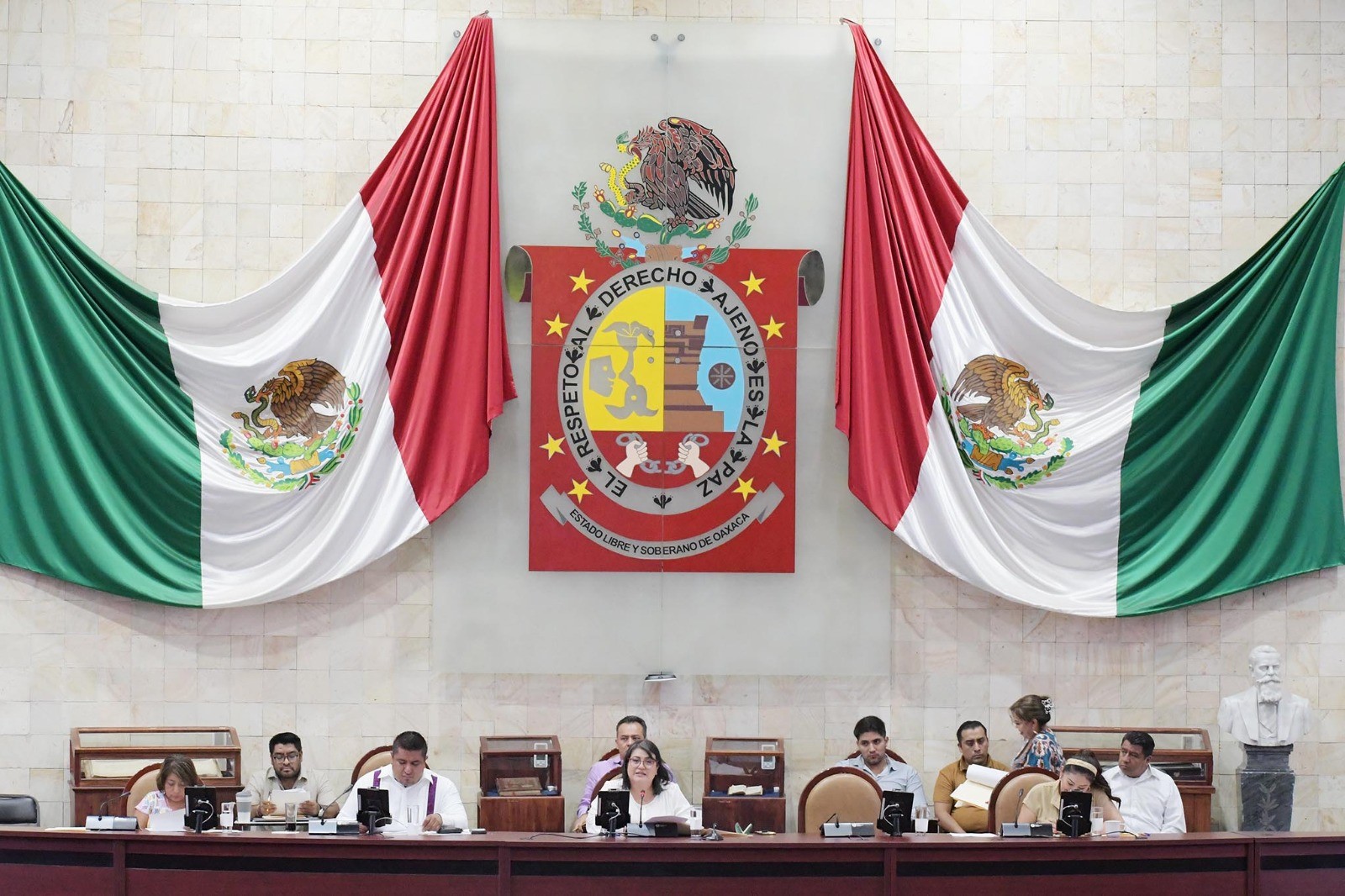 Recibe Congreso dos iniciativas de reforma a la Constitución de Oaxaca y a la Ley Estatal de Salud Recibe Congreso dos iniciativas de reforma a la Constitución de Oaxaca y a la Ley Estatal de Salud