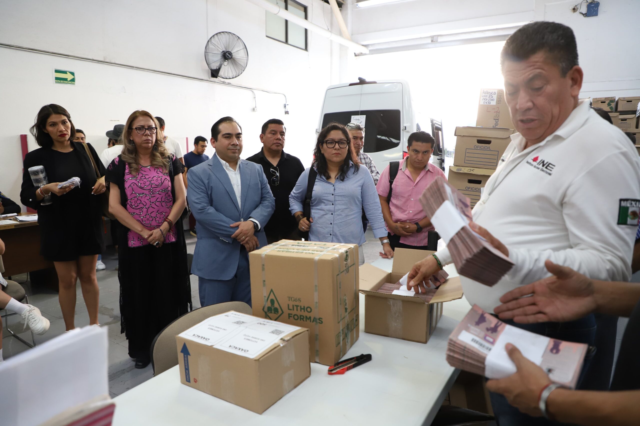 Rumbo a las Elecciones Oaxaca 2024, recibe IEEPCO material electoral para VotoMexLa ciudadanía oaxaqueña que reside en el extranjero ejercerá su derecho al voto