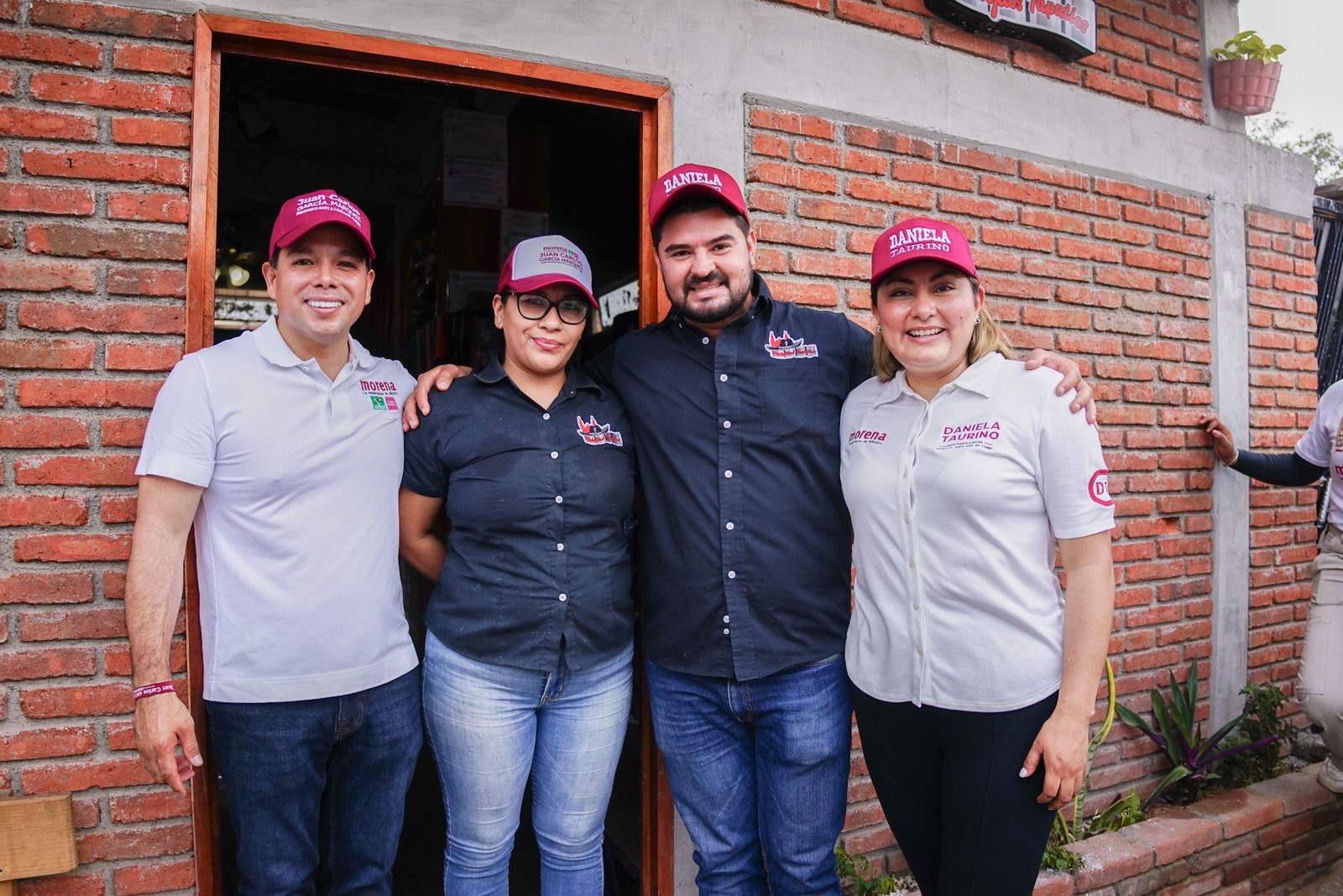 ¡Continúa Daniela Taurino recorriendo las colonias con JCGM para que triunfe la 4T en Oaxaca ¡Continúa Daniela Taurino recorriendo las colonias con JCGM para que triunfe la 4T en Oaxaca