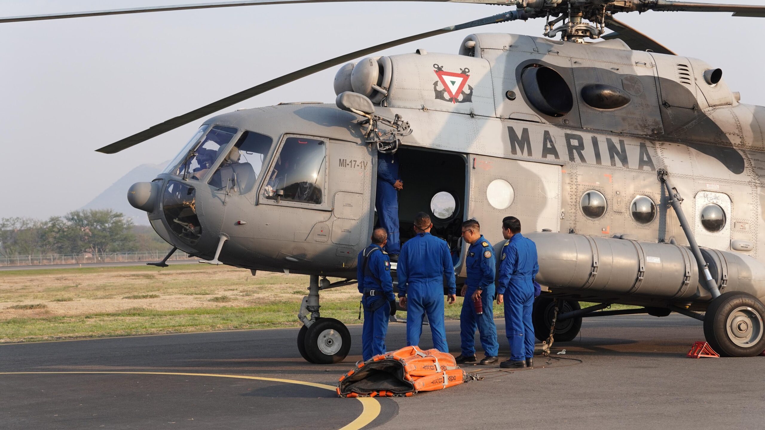 Con dos helicópteros, uno de la marina, y otro del ejercito buscan liquidar incendio explosivo en el valle de Tlacolula