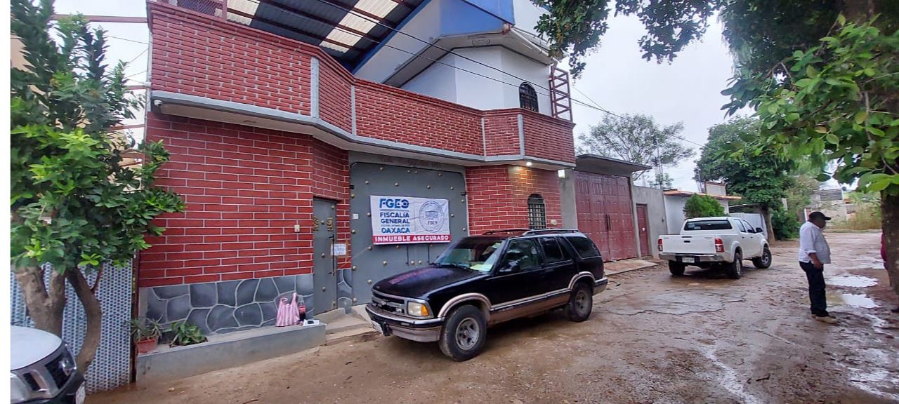 Fiscalía de Oaxaca detiene a 8 personas tras cateo realizado en Zaachila; aseguran drogas, cartuchos útiles, armas de fuego, chalecos tácticos y dinero en efectivo