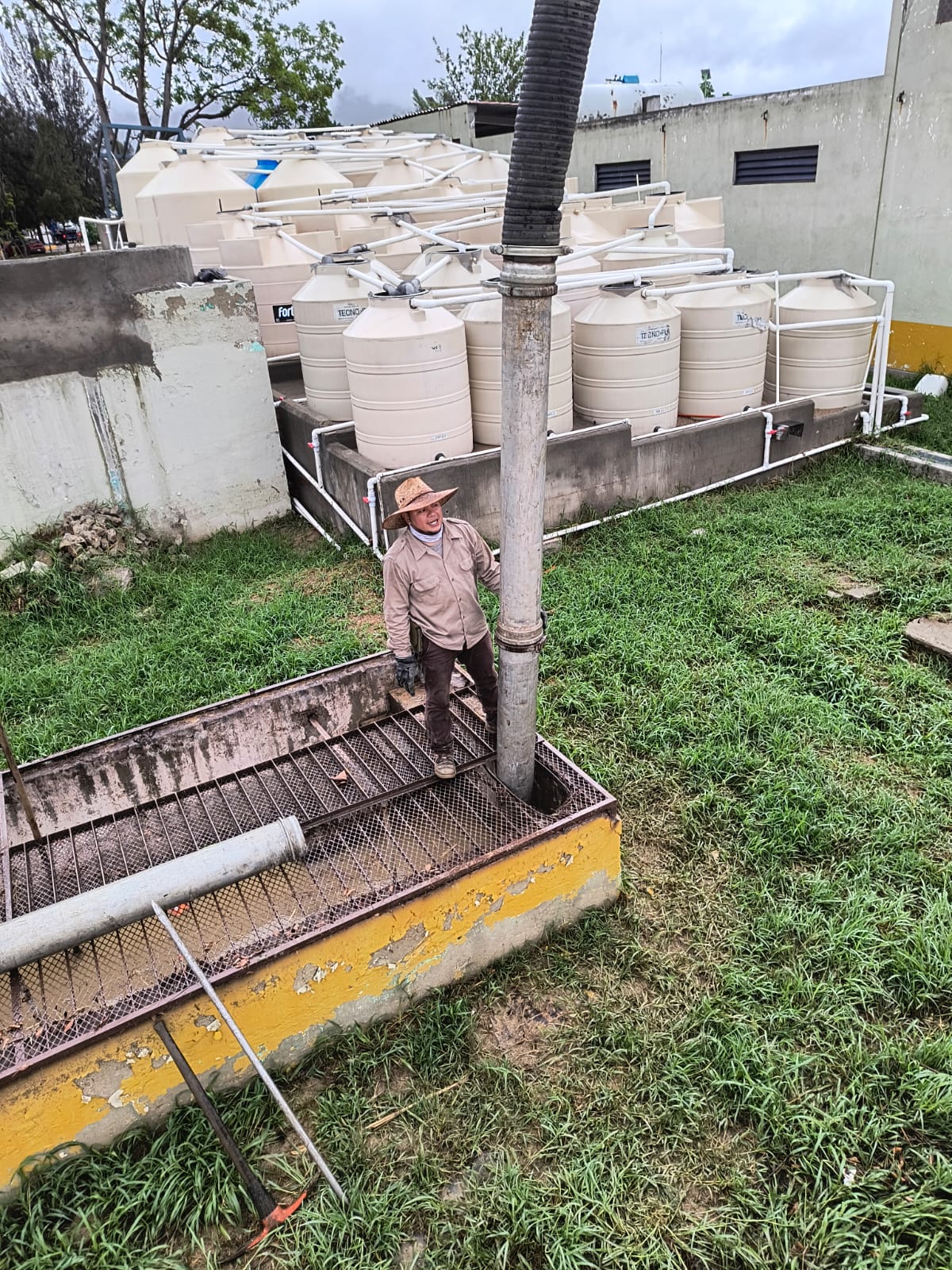 Limpia y desazolvan drenaje de hospital de la niñez donde se reporto inundación y evacuación de pacientes