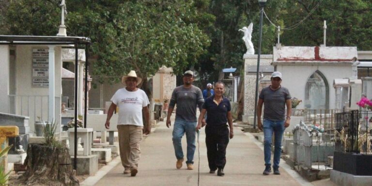 Recomienda Ayuntamiento sustituir agua por arena húmeda en panteones por Día del Padre