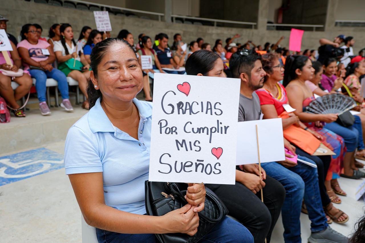 Nos cambió la vida; gracias al Presidente y al Gobernador: familias huatulqueñas