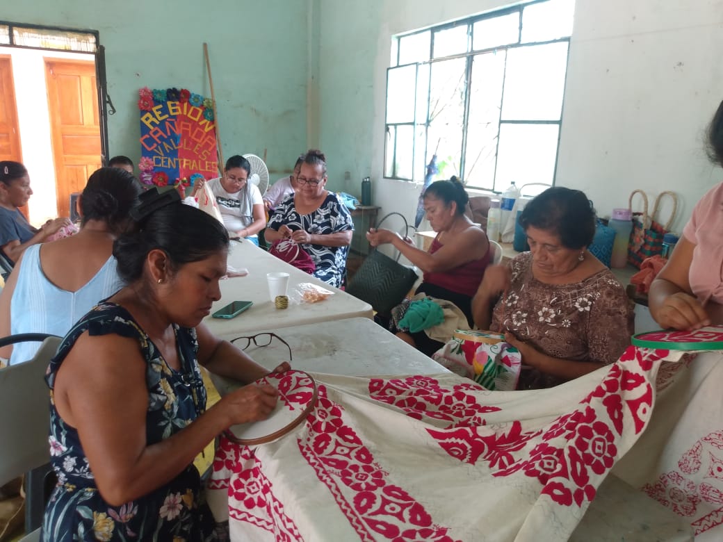 Instructora y alumnas del Icapet bordan huipiles para presentación de la Guelaguetza 2024