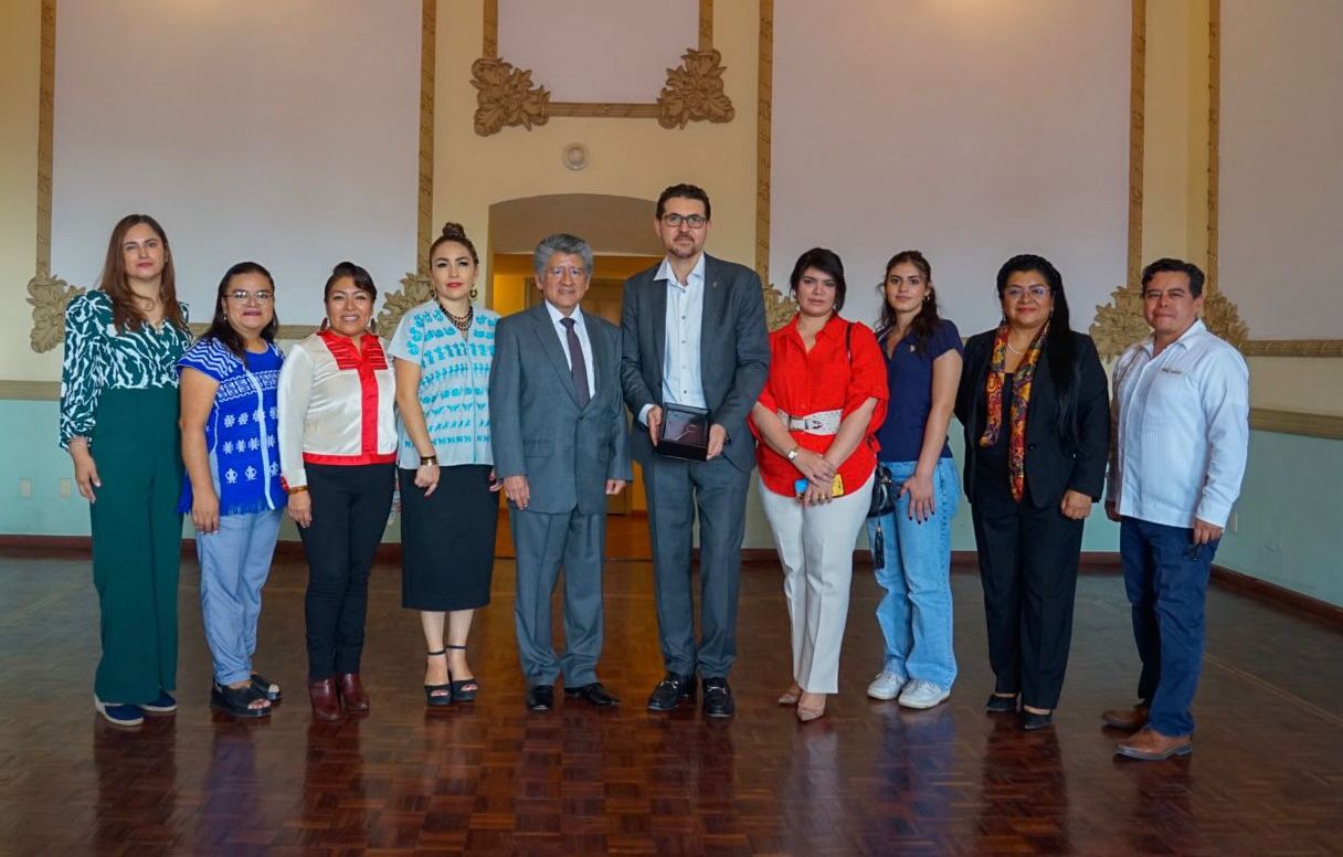 Entrega Ayuntamiento capitalino Llaves de la Ciudad a Embajador y Ministra de la Corte