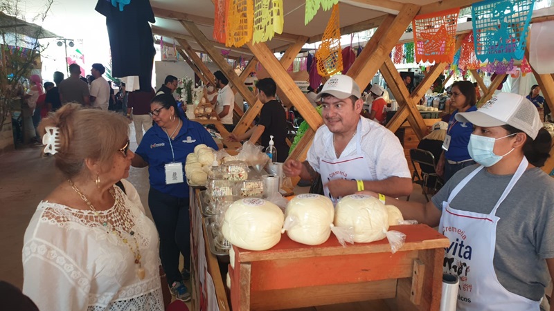 Tercera generación creadora del quesillo expone en la Feria del Mezcal