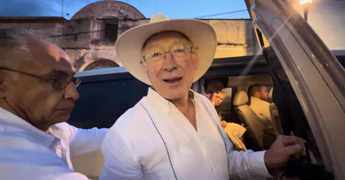 En Oaxaca el embajador Ken Salazar canta ‘El dios nunca muere” y baila sones y jarabes etnicos