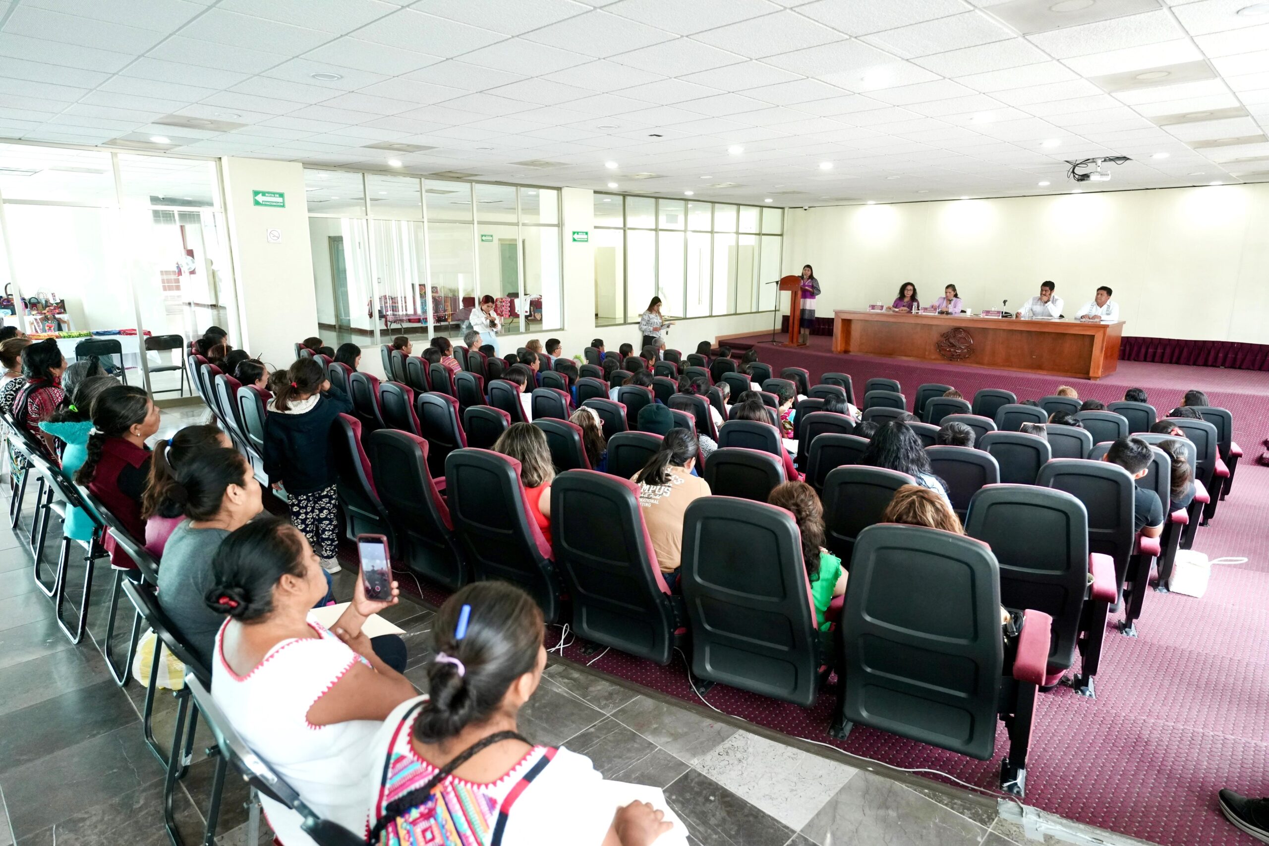 Imparten taller a mujeres sobre educación financiera