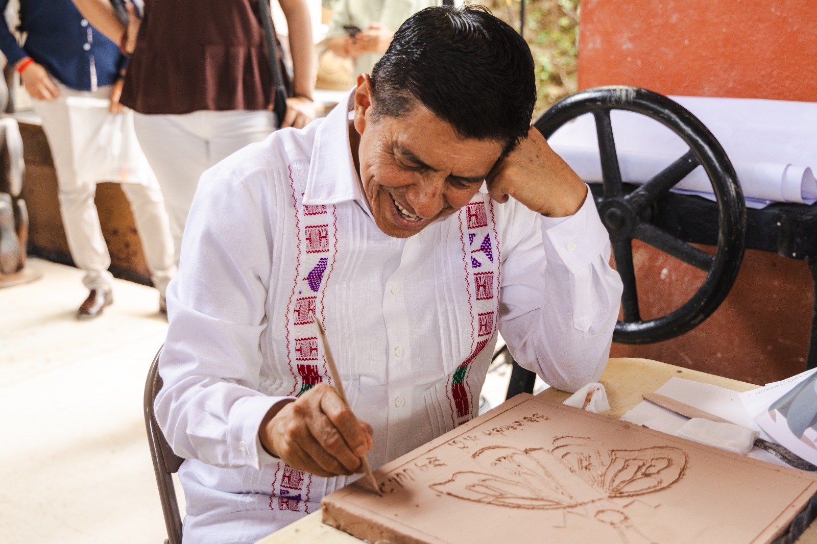 Inicia tercer taller de cerámica con niñas y niños para muro del Parque Primavera Oaxaqueña