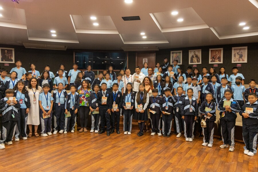 El Gobernador Salomón Jara y escolares comparten actividades de lectura El Gobernador Salomón Jara y escolares comparten actividades de lectura