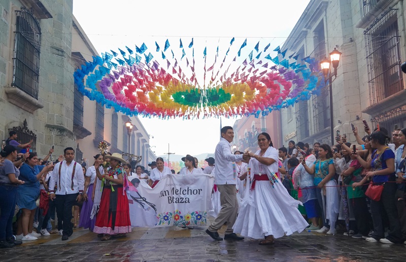 Música, danzas y tradiciones se desbordan por las calles de Oaxaca en segundo Desfile de Delegaciones