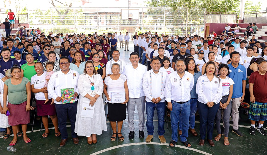 Refrenda Gobierno de Oaxaca combate al rezago educativo en San Pedro Pochutla