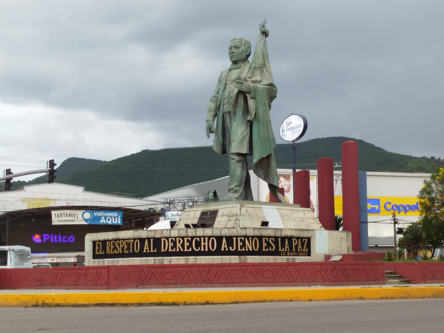 Restaura municipio Monumento a Juárez en Viguera