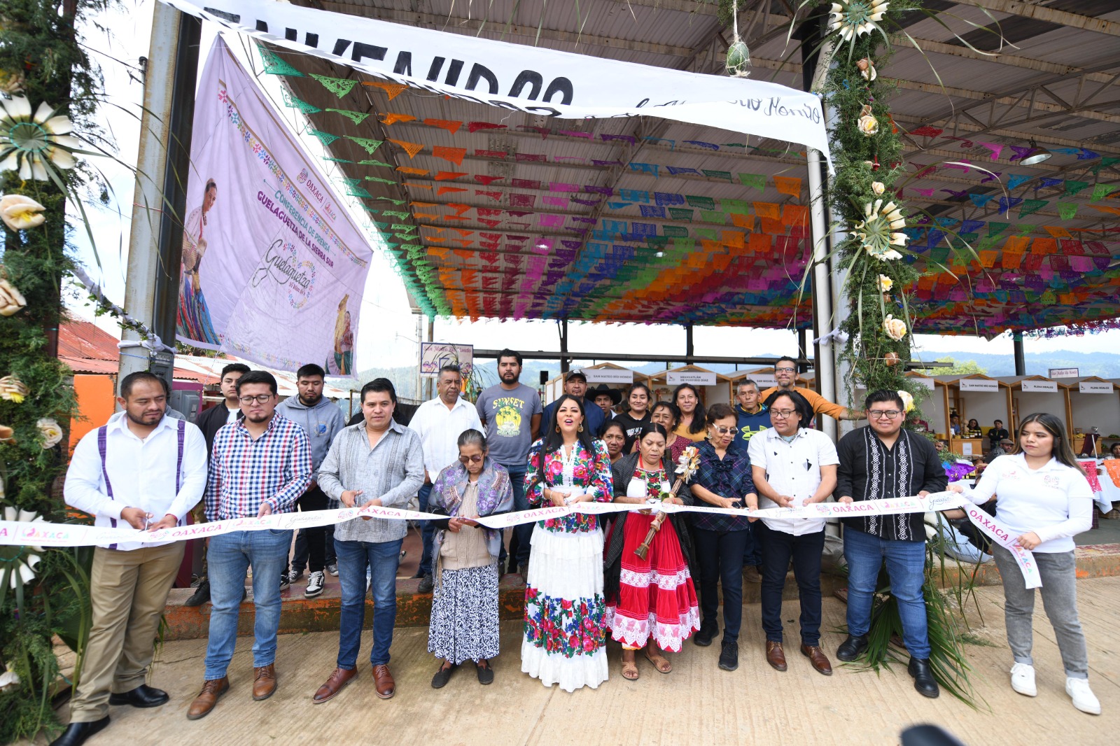 Júbilo y hermandad se vive en la gran fiesta de los pueblos hermanos de la Sierra Sur, la Guelaguetza Ní Wan do’o