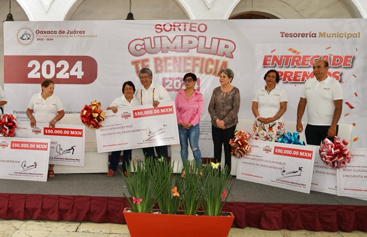 Entrega Ayuntamiento capitalino premios del sorteo “Cumplir te Beneficia 2024 Entrega Ayuntamiento capitalino premios del sorteo “Cumplir te Beneficia 2024