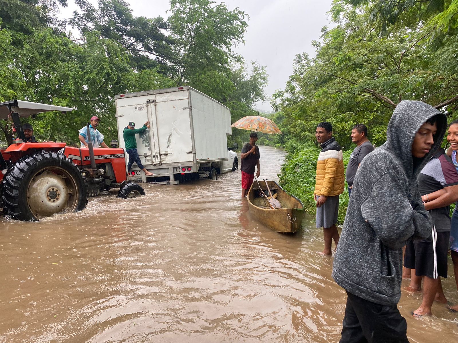 Brinda gobierno de Salomon Jara atención a familias de la Costa por lluvias del remanente de John