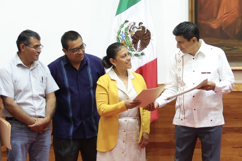 Como un acto de justicia social, brinda Gobierno de Oaxaca seguridad jurídica a voceadoras y voceadores